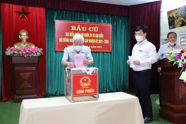 Cử tri bỏ lá phiếu bầu