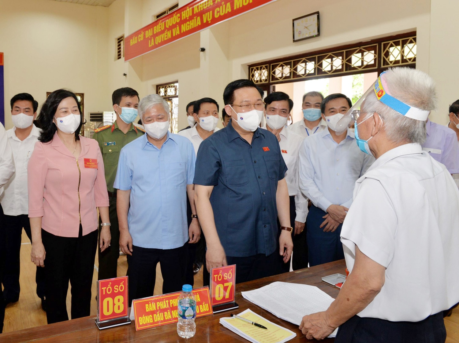 Chủ tịch Quốc hội Vương Đình Huệ kiểm tra công tác bầu cử tại tỉnh Bắc Ninh Ảnh: Chiến Thắng
