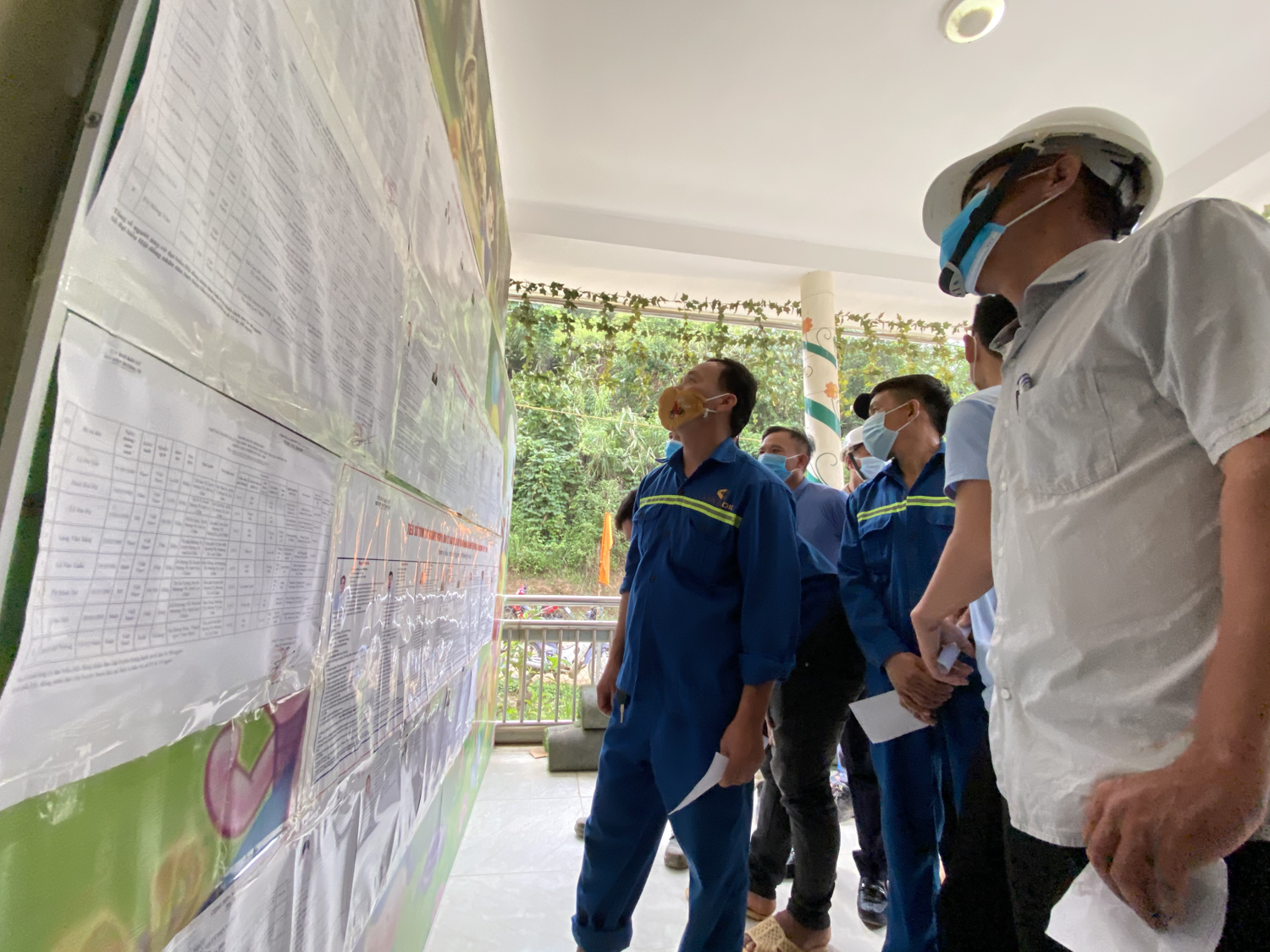 Các cử tri đọc tiểu sử các ứng cử viên ĐBQH và đại biểu HĐND các cấp tại Công tác kiểm tra y tế, sát trùng khử khuẩn được thực hiện nghiêm túc tại điểm bầu cử số 7, thuộc đơn vị bầu cử số 3, xã Pa Ủ, huyện Mường Tè, tỉnh Lai Châu