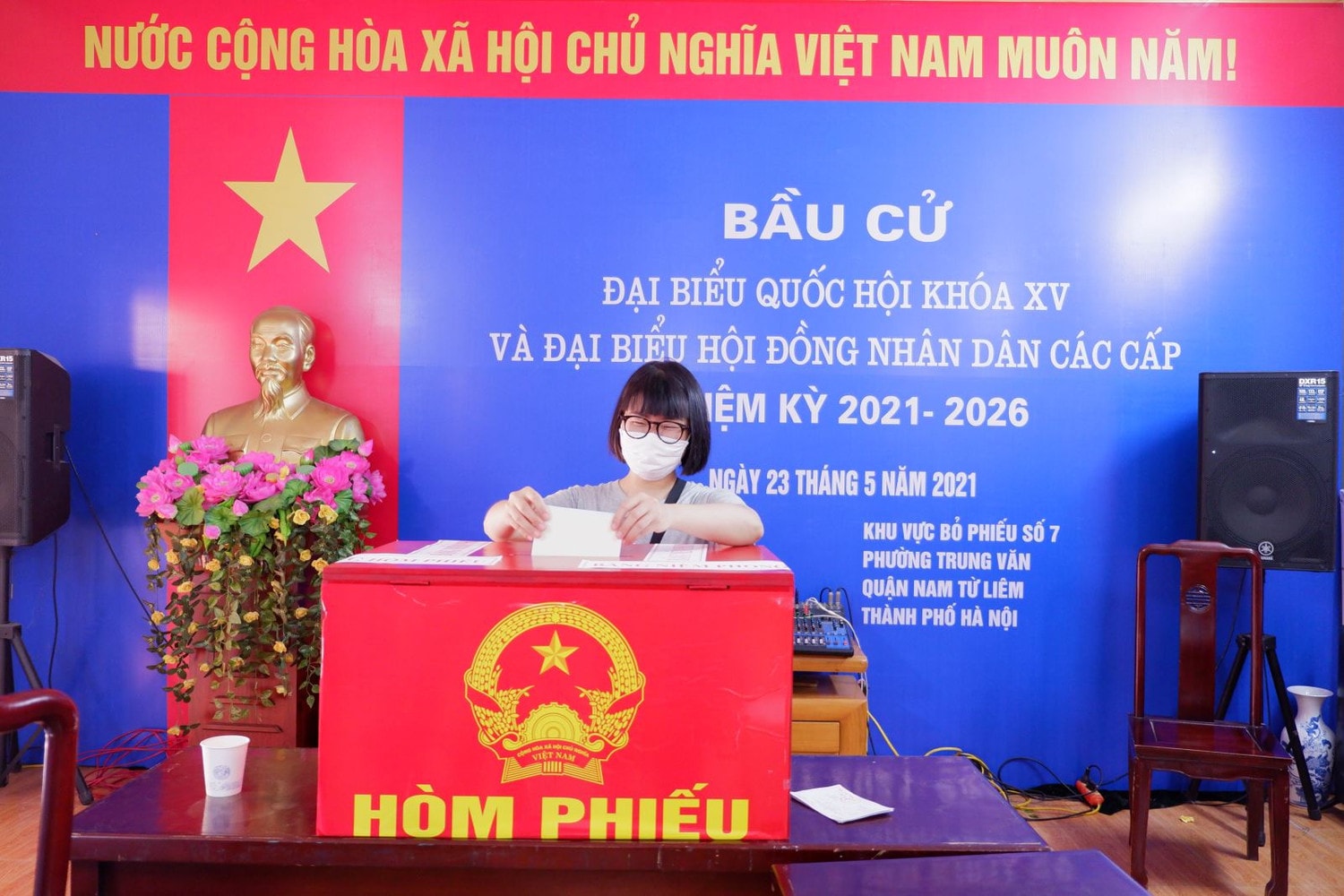 Những cử tri cuối cùng đi bỏ phiếu tại Khu vực bỏ phiếu số 7, phường Trung Văn