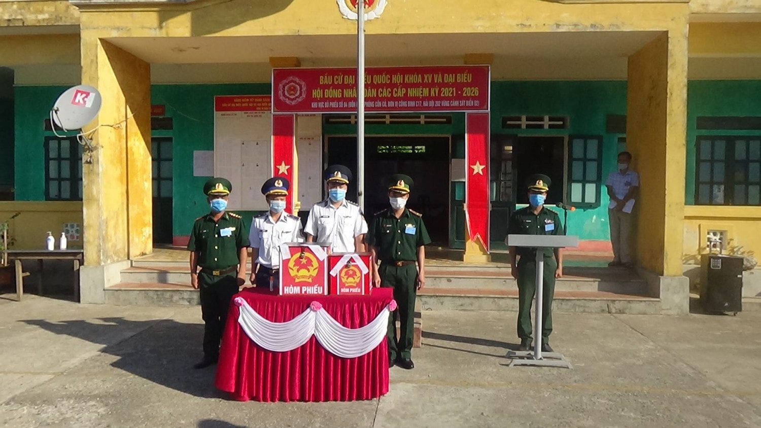 Đúng 7 giờ, Lễ khai mạc bầu cử đại biểu Quốc hội Khóa XV và đại biểu Hội đồng nhân dân các cấp nhiệm kỳ 2021 - 2026 đã được diễn ra