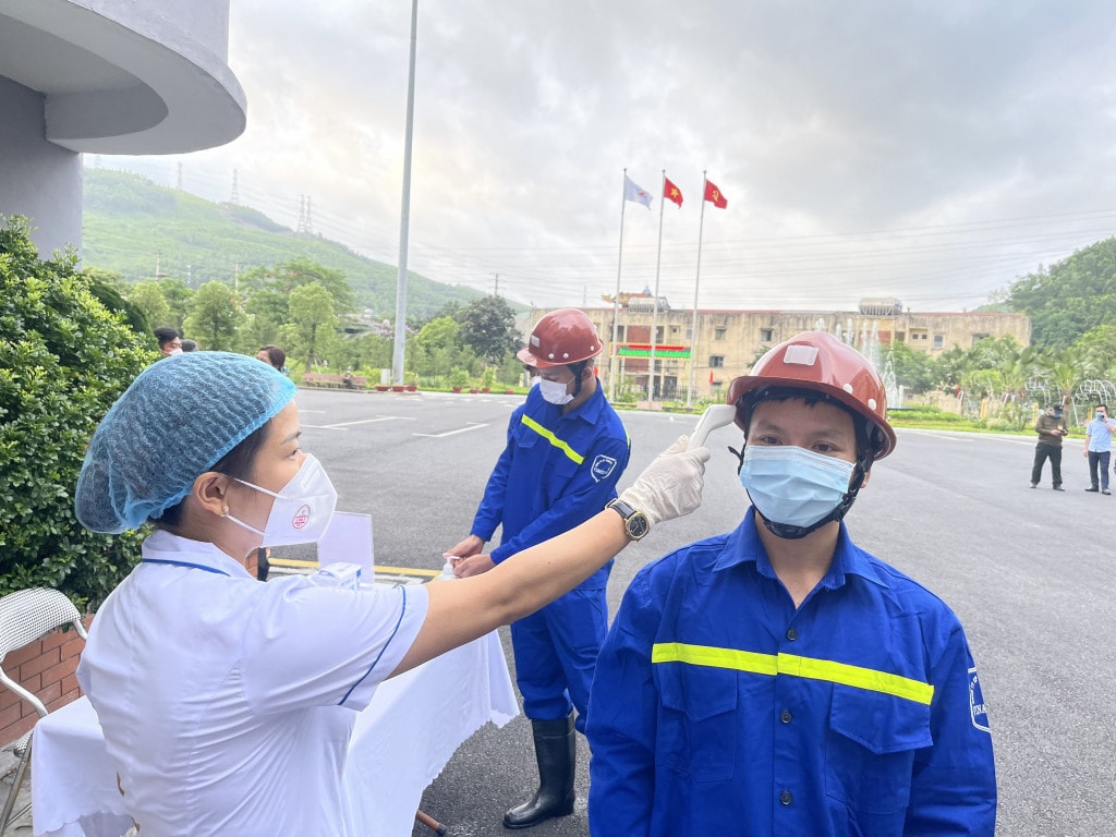 Cử tri là công nhân mỏ kiểm tra y tế trước giừo khai mạc bầu cử.jpg