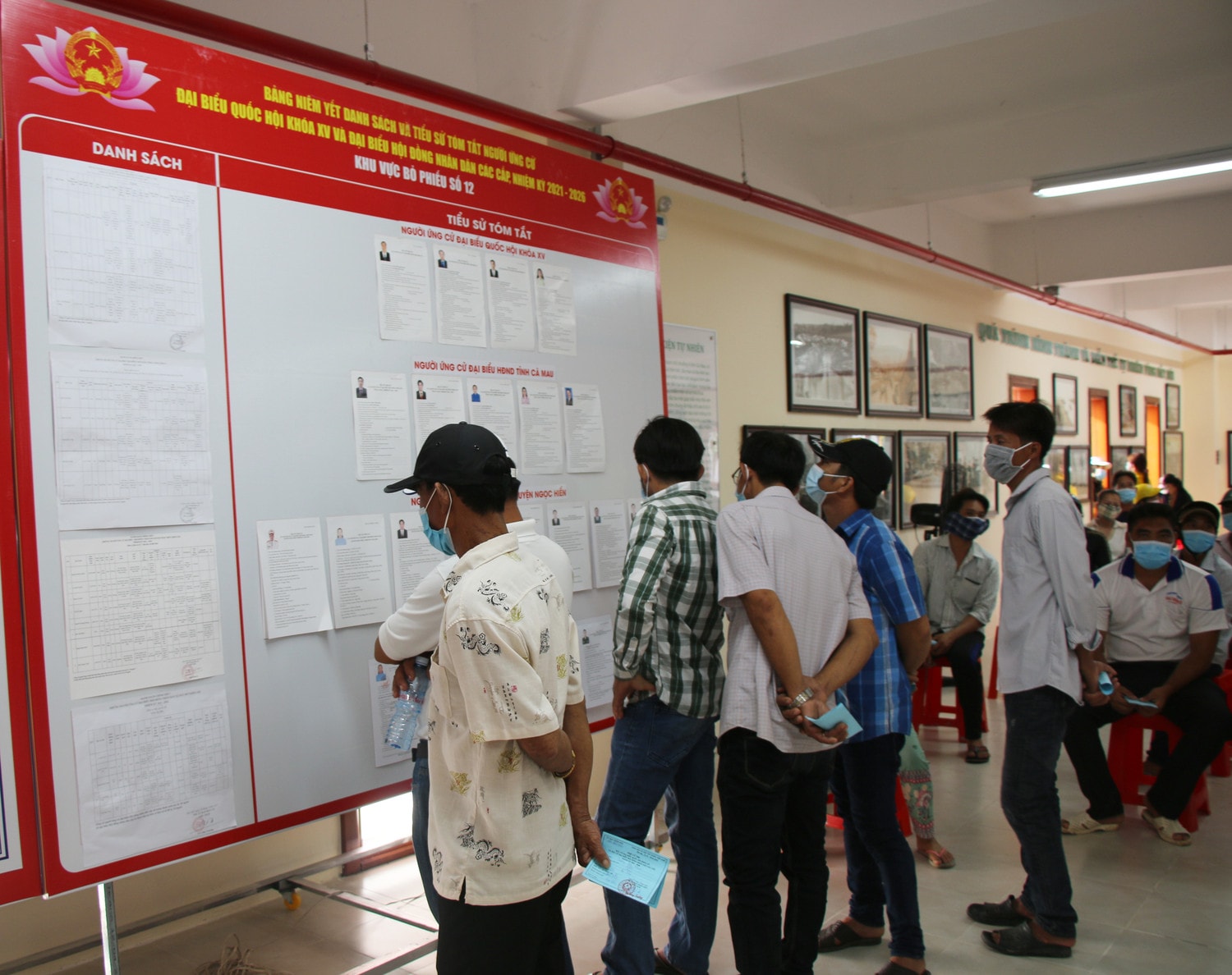 Cử tri xã Đất Mũi tìm hiểu thêm thông tin về người ứng cử đại biểu Quốc hội và đại biểu Hội đồng Nhân dân các cấp