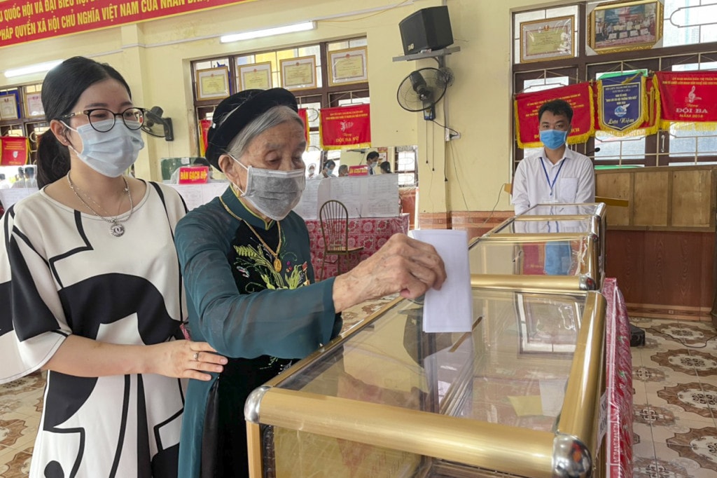 Mẹ Việt Nam Anh hùng Hoàng Thị Lại, 96 tuổi, khu 10, phường Hoành Bồ, TP Hạ Long bỏ phiếu bầu ĐBQH Khóa XV và HĐND các cấp, nhiệm kỳ 2016 - 2026.jpg