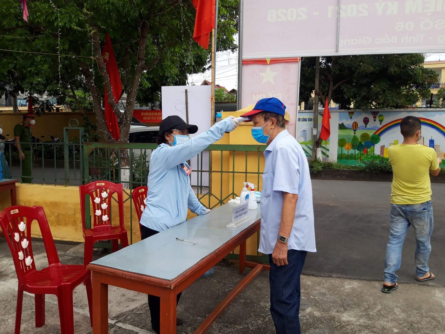 Các tổ bầu cử trang bị dung dịch sát khuẩn, đo thân nhiệt cho cử tri