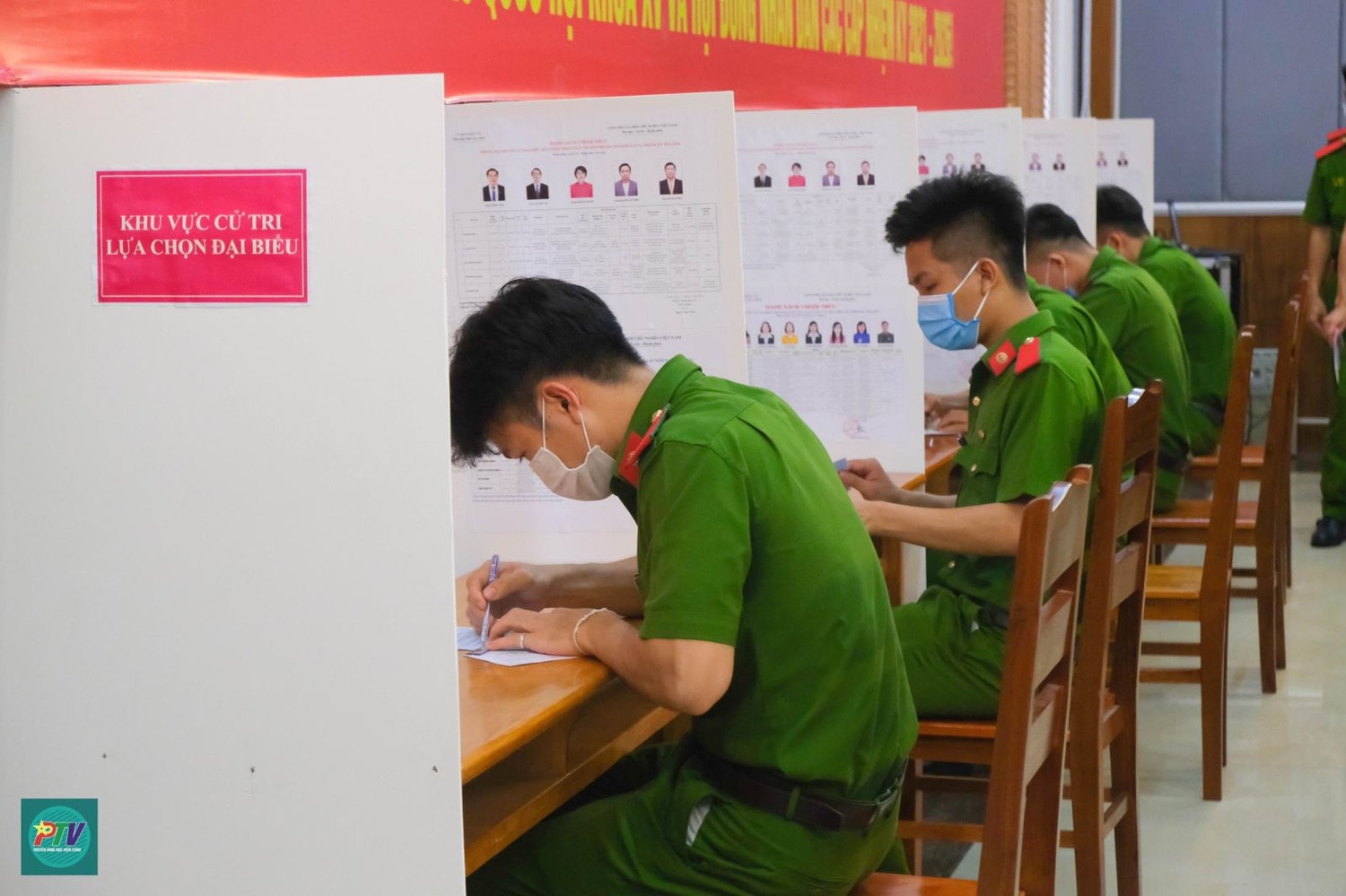 Ngày hội bầu cử trên cả nước ảnh 169