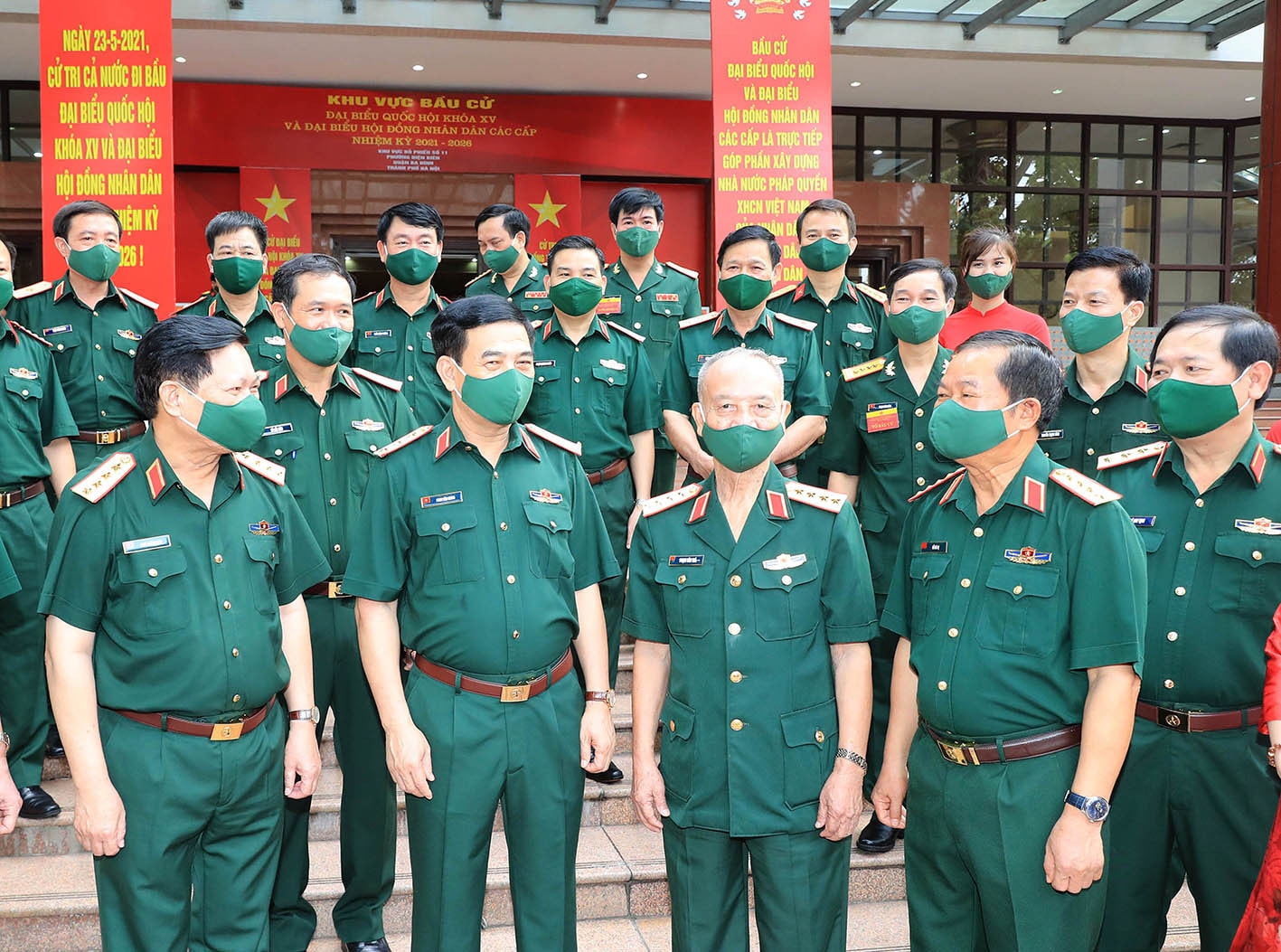 	Phó Chủ tịch Quốc hội Đỗ Bá Tỵ cùng Ủy viên Bộ Chính trị, Bộ trưởng Bộ Quốc phòng Phan Văn Giang và một số nguyên Lãnh đạo Bộ Quốc phòng ở bên ngoài khu vực bỏ phiếu số 11, phường Điện Biên, quận Ba Đình, Hà Nội - Ảnh: Trọng Đức (TTXVN)