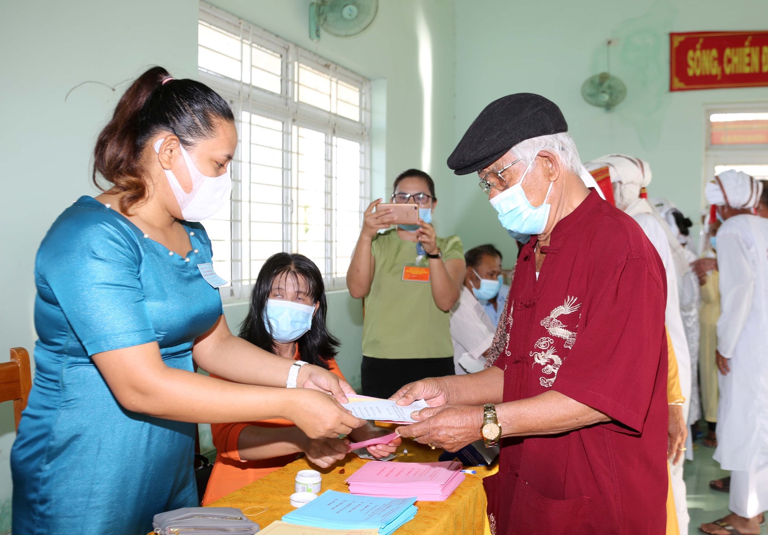 Cử tri Thọ Đức Định – Già làng uy tín của thôn Bình Minh, xã Phan Hòa nhận phiếu bầu cử