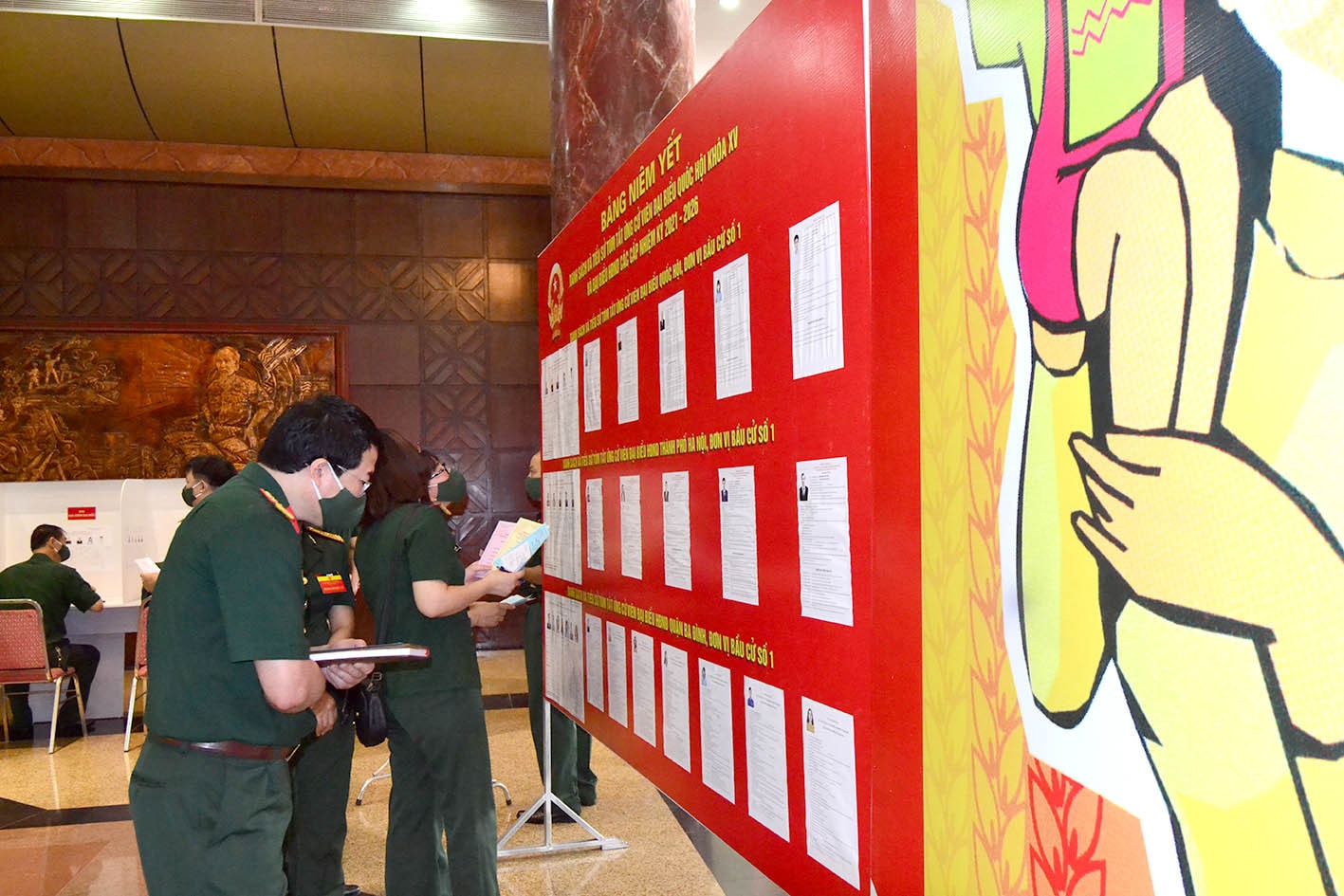 	Cử tri tại Khu vực bỏ phiếu số 11, phường Điện Biên, quận Ba Đình, Hà Nội nghiên cứu danh sách các ứng cử viên đại biểu Quốc hội Khóa XV và đại biểu HĐND các cấp nhiệm kỳ 2021 - 2026 lần cuối trước khi bỏ phiếu