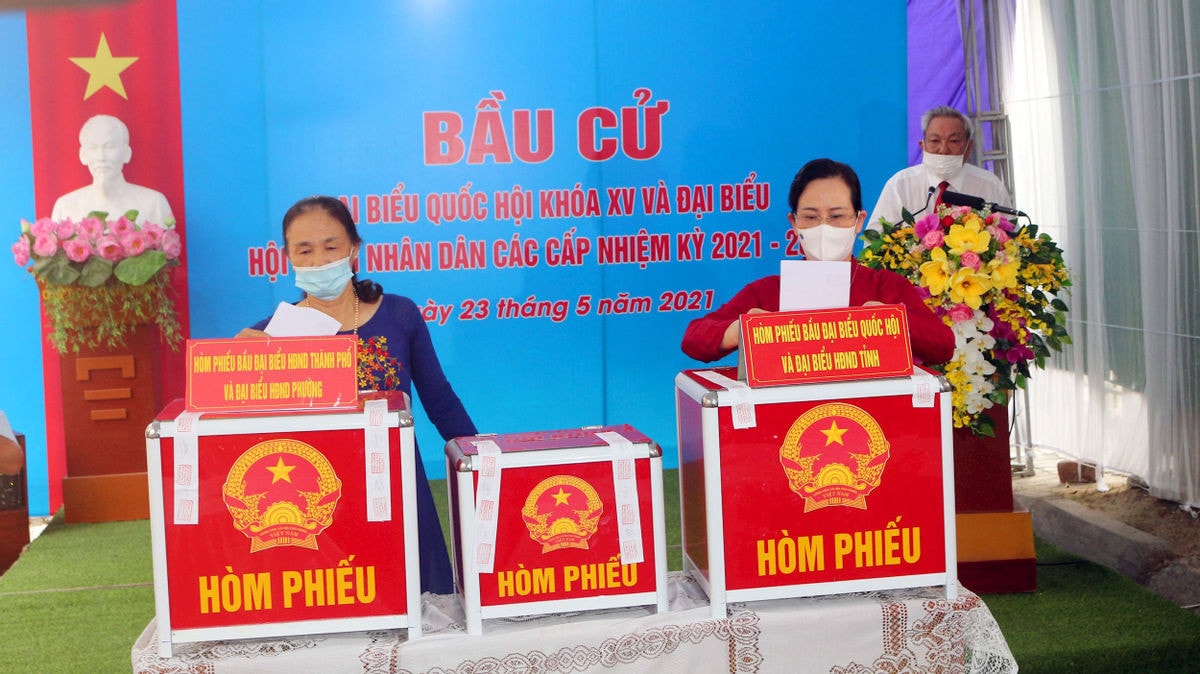 Bí thư Tỉnh ủy, Trưởng ban Chỉ đạo bầu cử tỉnh Hà Nam Lê Thị Thủy tham gia bỏ phiếu bầu cử tại khu vục bỏ phiếu số 1, phường Quang Trung, TP Phủ Lý