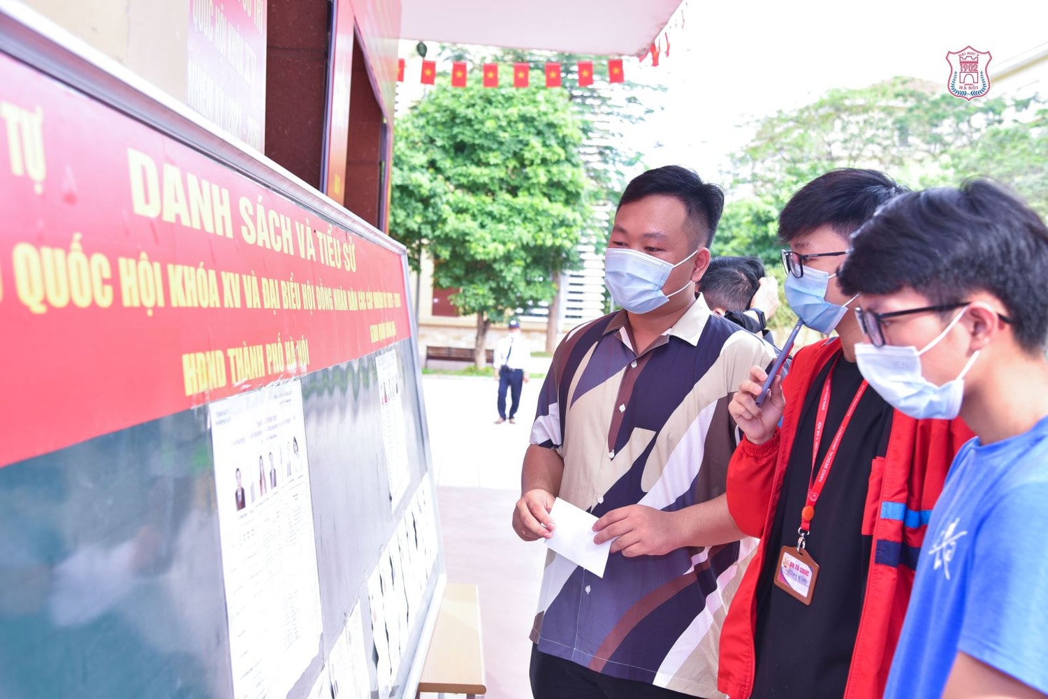 Sinh viên nội trú Trường Đại học Y Hà Nội xem lại danh sách ứng cử viên trước khi bỏ phiếu