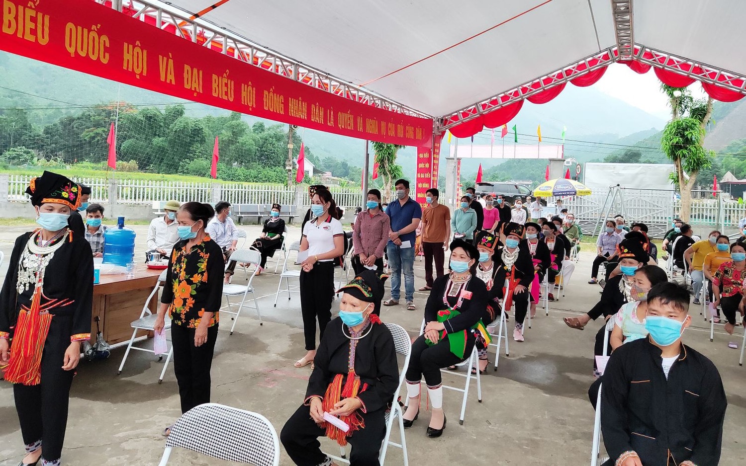 Cử tri dân tộc Dao, xã Kiến Thành thực hiện nghiêm quy định giãn cách trước khi bầu cử