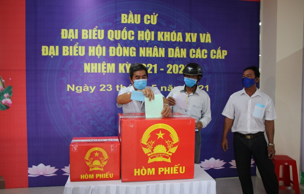 Cử tri xã Đất Mũi thực hiện quyền công dân của mình