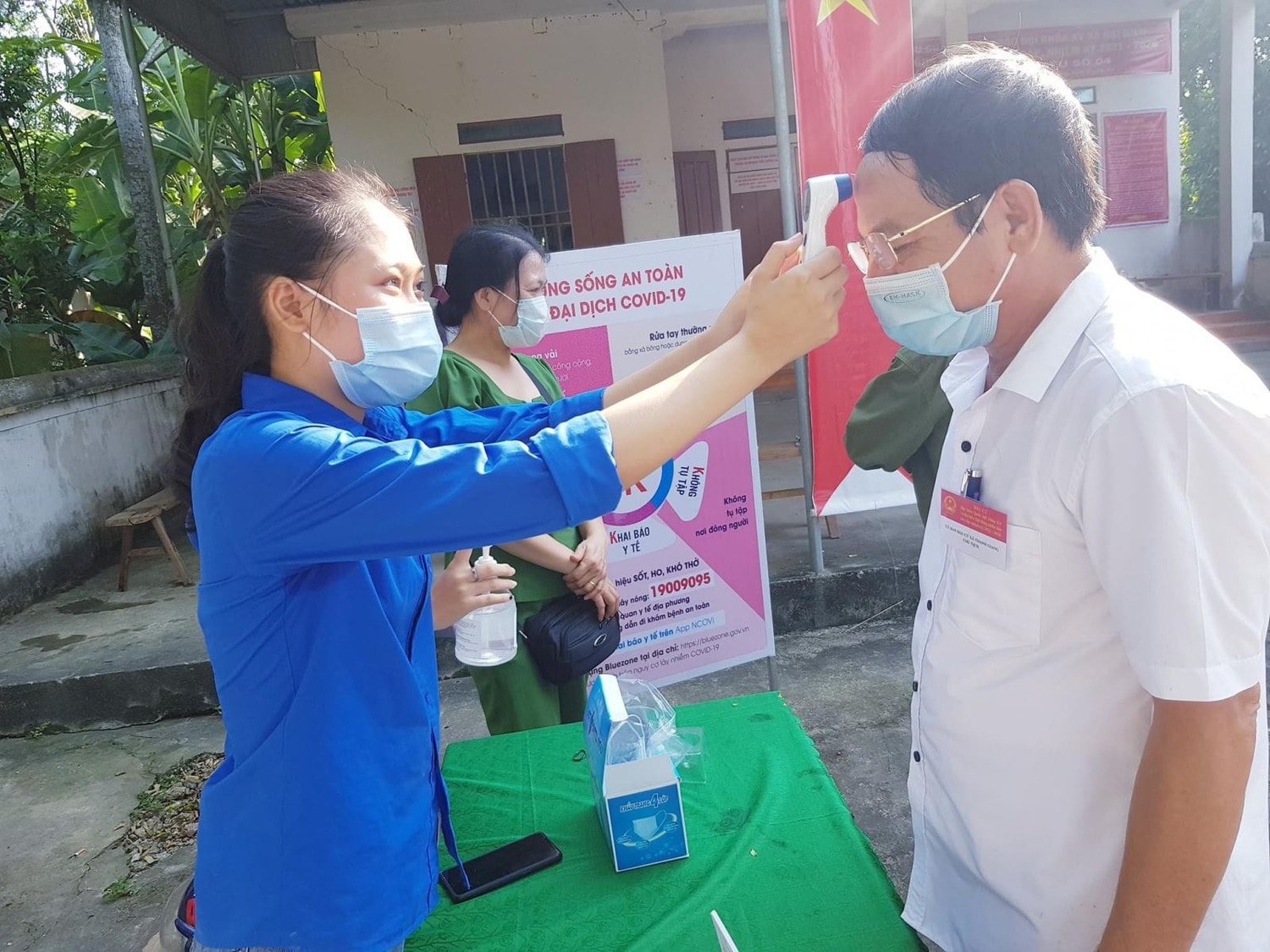 Cử tri xã Thanh Giang (Thanh Chương) được kiểm tra thân nhiệt khi tham gia bầu cử