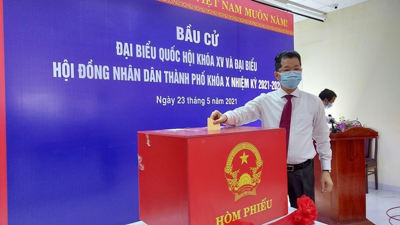 Bí thư Thành ủy Đà Nẵng Nguyễn Văn Quảng bỏ phiếu bầu cử quận Hải Châu..jpg