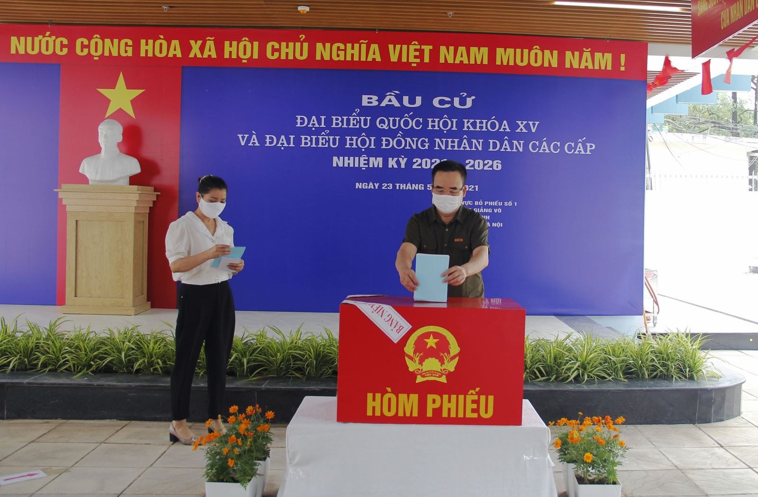 Cử tri tiến hành bỏ phiếu