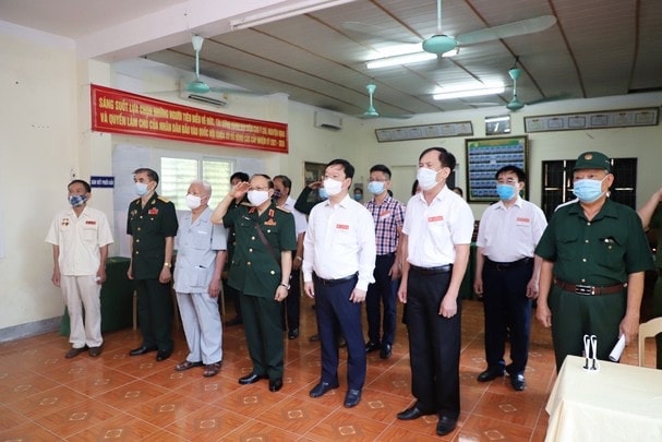 Cử tri khối 4, phường Trường Thi (TP Vinh) thực hiện nghi thức chào cờ
