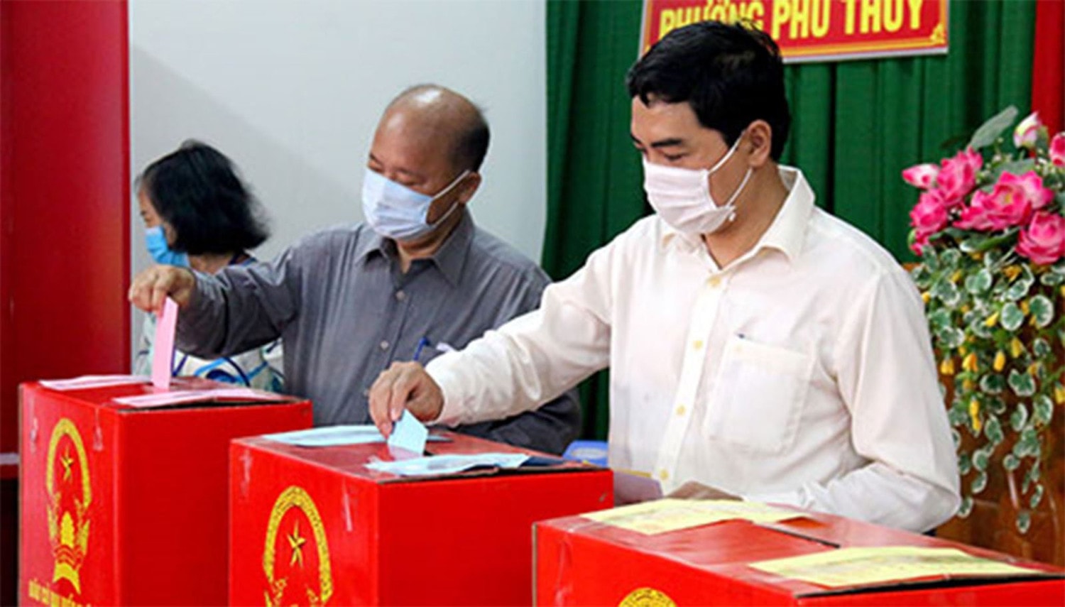 Phó bí thư Tỉnh ủy, Chủ tịch HĐND tỉnh Nguyễn Hoài Anh bầu cử tại khu phố 5, phường Phú Thủy, TP Phan Thiết. Ảnh: Báo Bình Thuận