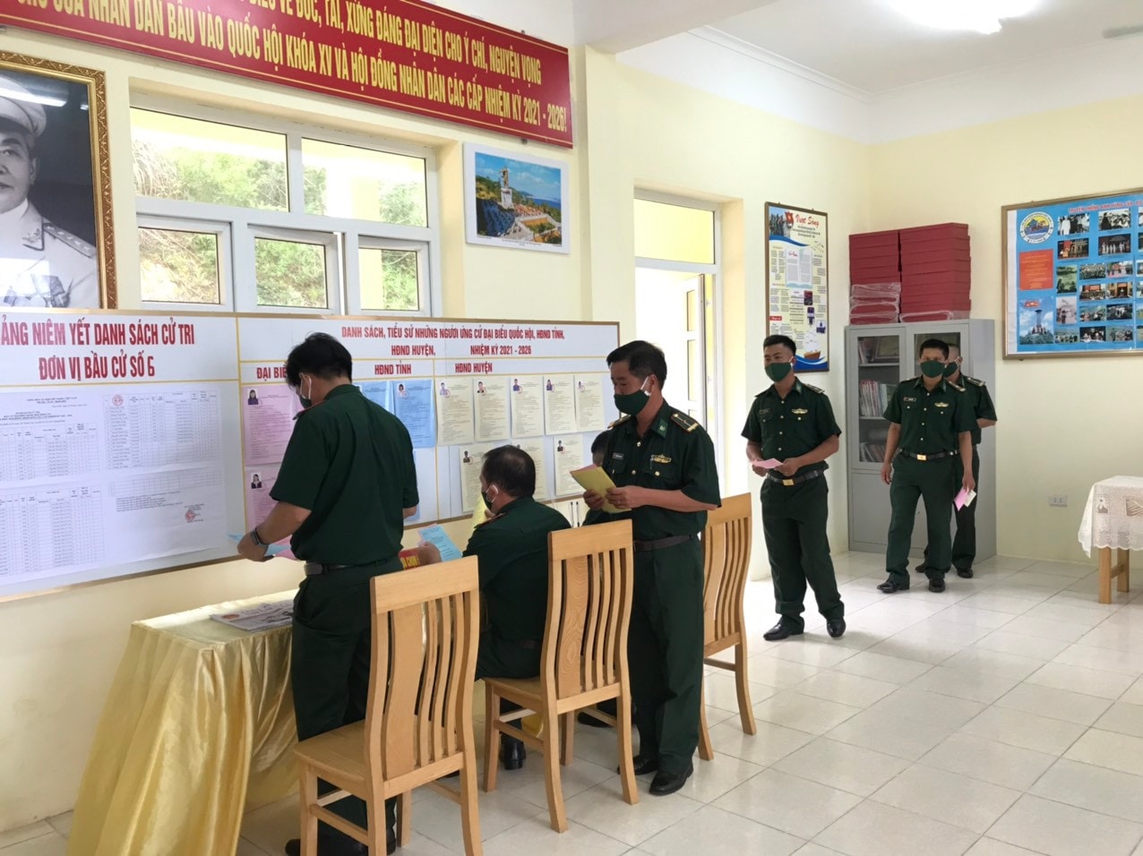 Cử tri Đồn Biên phòng đảo Trần tham gia bỏ phiếu
