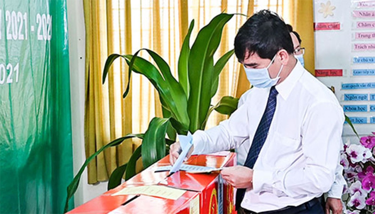 Bí thư Tỉnh ủy Dương Văn An thực hiện quyền công dân tại Điểm bầu cử số 6 - khu phố 7 – phường Hưng Long, TP. Phan Thiết. Ảnh: Báo Bình Thuận