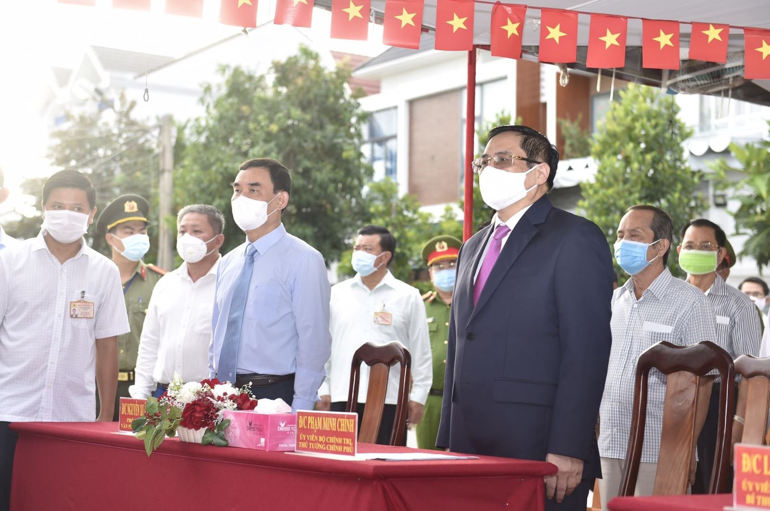 Thủ tướng Phạm Minh Chính và các đại biểu thực hiện nghi lễ chào cờ