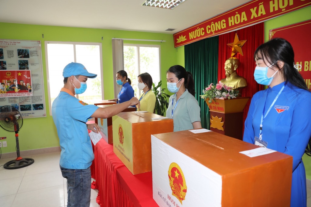 Cử tri bỏ phiếu sớm tại KCN Hải Yên, TP Móng Cái