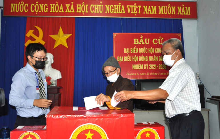 Cử tri tham gia bỏ phiếu tại khu vực bỏ phiếu số 5. Ảnh: NGỌC THẮNG