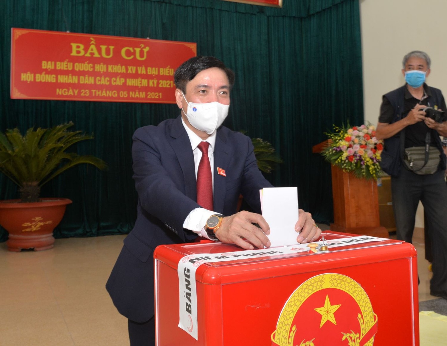Tổng Thư ký Quốc hội, Chủ nhiệm Văn phòng Quốc hội, Chánh Văn phòng Hội đồng Bầu cử quốc gia Bùi Văn Cường bỏ phiếu