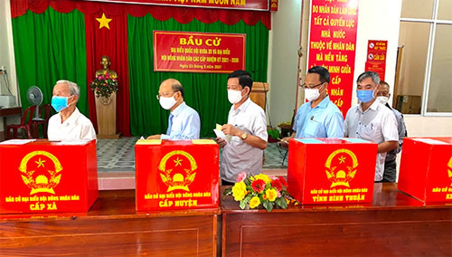 Cử tri KP1, phường Xuân An, TP. Phan Thiết thực hiện quyền và nghĩa vụ công dân của mình. Ảnh: Báo Bình Thuận