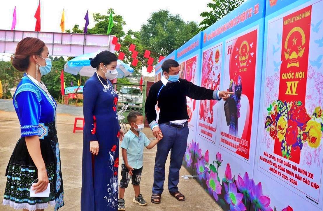 Ủy viên Trung ương Đảng, Bí thư Tỉnh ủy, Chủ tịch Hội đồng nhân dân (HĐND) tỉnh, Trưởng Đoàn đại biểu Quốc hội tỉnh Giàng Páo Mỷ cùng cử tri tại khu vực bỏ phiếu số 7 bản Cư Nhà La, xã Sùng Phài, thành phố Lai Châu.