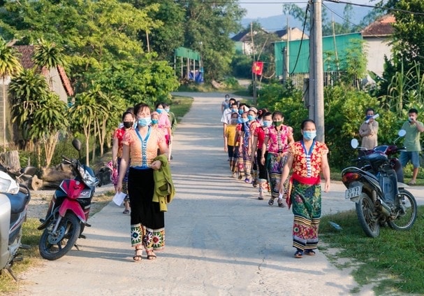 Ngọc Lâm (huyện Thanh Chương) là xã tái định cư từ lòng hồ Thủy điện Bản Vẽ (Tương Dương), kỳ bầu cử này toàn xã có 6 khu vực bỏ phiếu với hơn 3.460 cử tri, chủ yếu là đồng bào dân tộc Thái. Từ sáng sớm, cử tri ở các bản đã nô nức đến nhà văn hóa cộng đồng để thực hiện quyền và nghĩa vụ của công dân. Trong ảnh: Cử tri bản Tân Lâm (Ngọc Lâm) đến khu vực bỏ phiếu