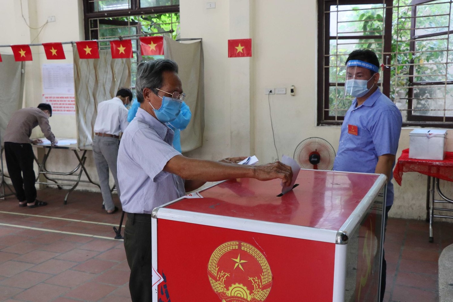 Cử tri tiến hành bỏ phiếu 