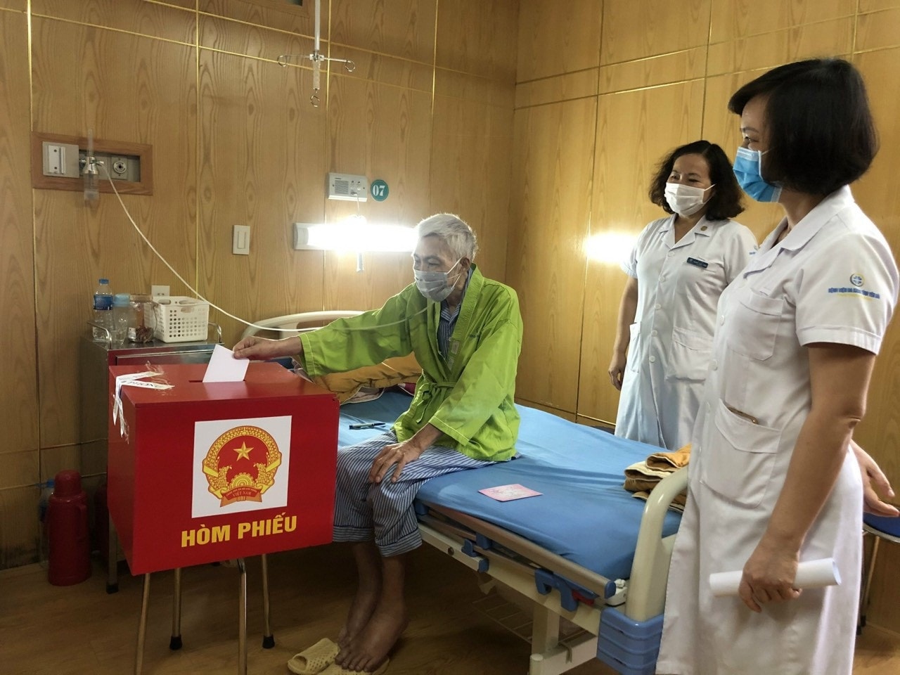 Cụ già do sức khỏe yếu nên được thực hiện quyền bỏ phiếu tại nhà