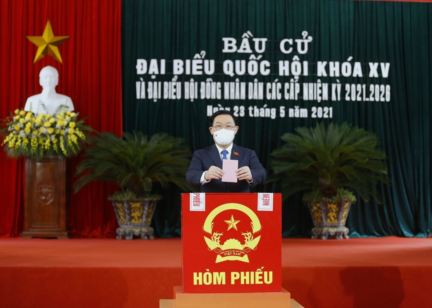 Chủ tịch Quốc hội Vương Đình Huệ bỏ phiếu bầu cử tại Khu vực bầu cử số 01 thị trấn An Lão, huyện An Lão, TP Hải Phòng