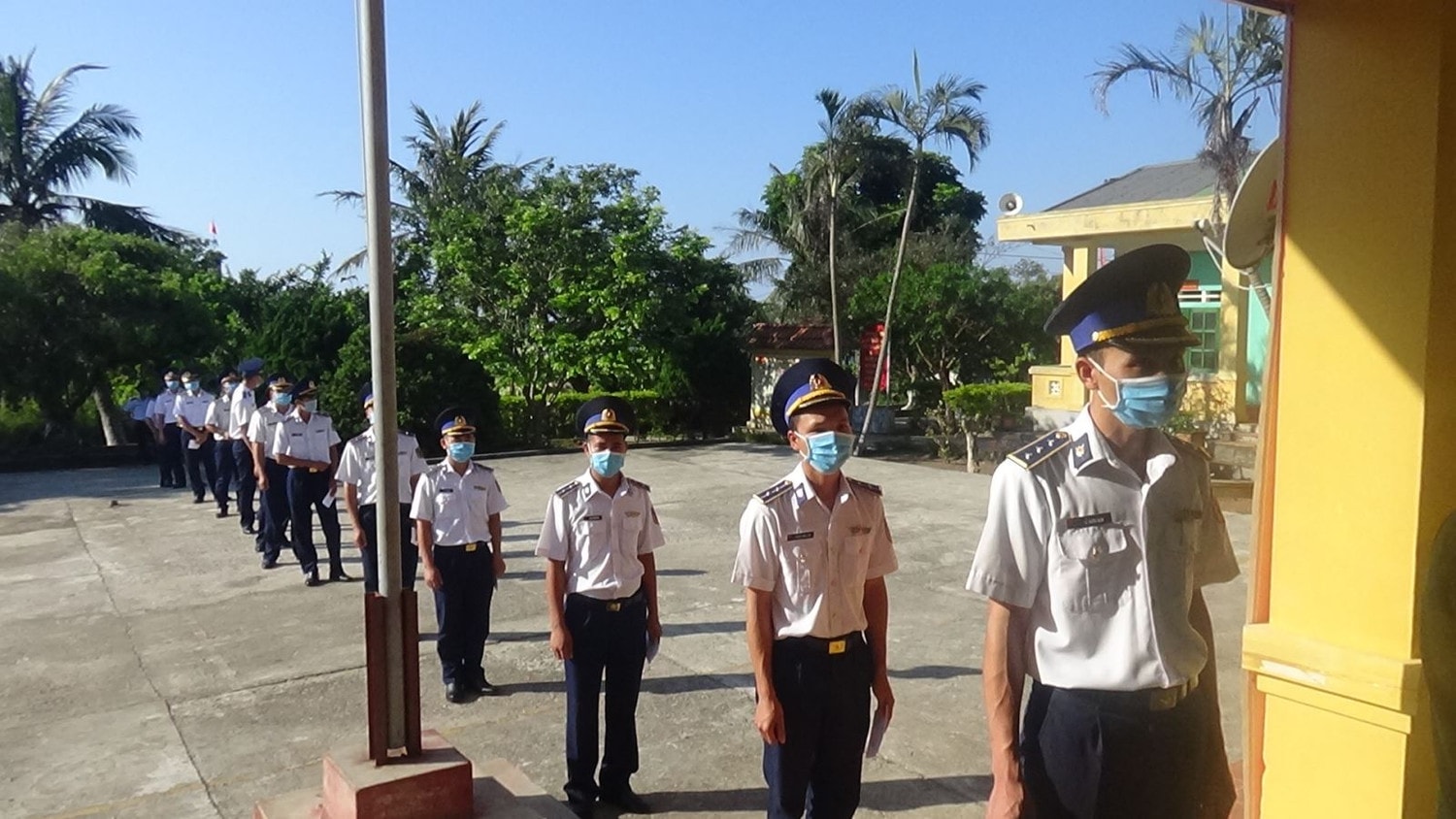 Cử tri huyện đảo Cồn Cỏ chủ yếu là cán bộ, các lực lượng vũ trang tham gia bảo vệ đảo và khoảng hơn 40 cử tri là hộ dân sinh sống trên đảo