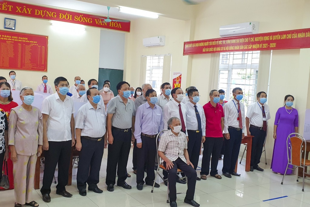 Ủy viên Trung ương Đảng, Bí thư Tỉnh uỷ, Chủ tịch HĐND tỉnh Quảng Ninh Nguyễn Xuân Ký tham gia thực hiện nghi thức chào cờ khai mạc bầu cử tại khu vực bỏ phiếu số 6, phường Hồng Hà, TP Hạ Long