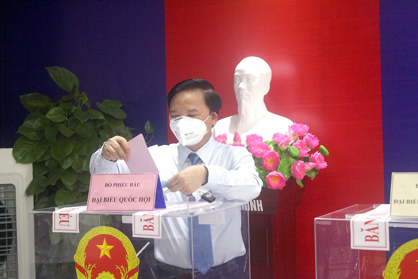 	Phó Chủ tịch Quốc hội Nguyễn Khắc Định bỏ phiếu bầu đại biểu Quốc hội Khóa XV
