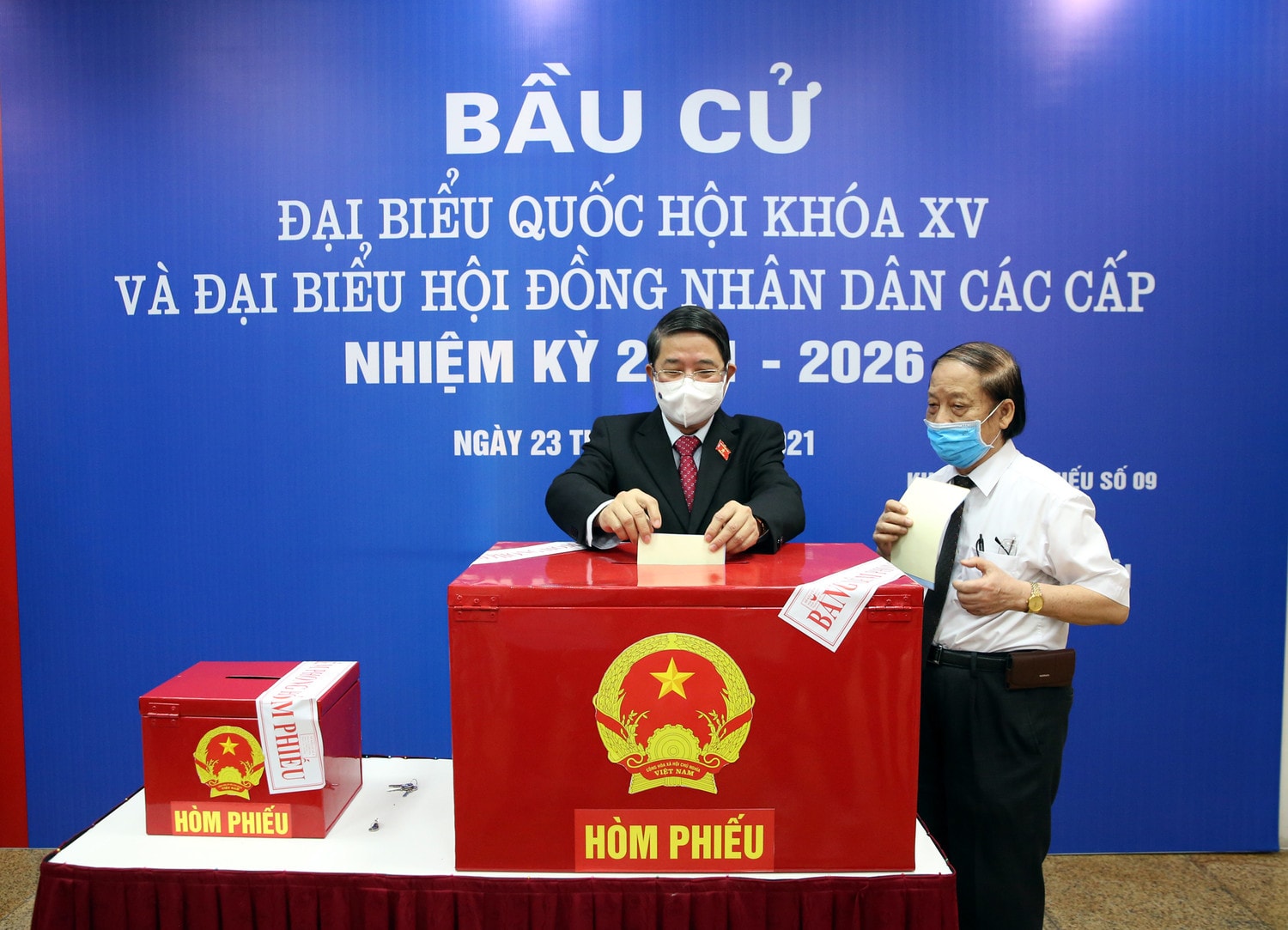Phó Chủ tịch Quốc hội Nguyễn Đức Hải bỏ phiếu bầu cử tại Khu vực bỏ phiếu số 9, phường Ô Chợ Dừa, quận Đống Đa, TP Hà Nội