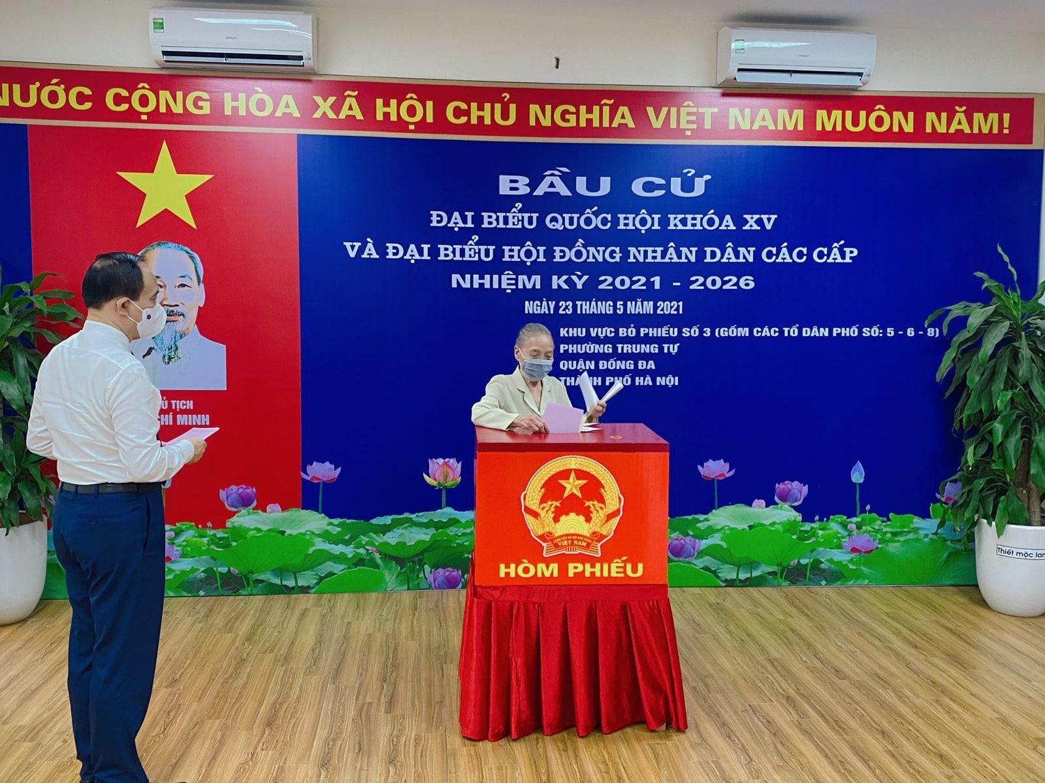Cử tri Nguyễn Thị Minh Nguyệt (90 tuổi) tham gia bầu cử tại khu vực bỏ phiếu số 3 phường Trung Tự