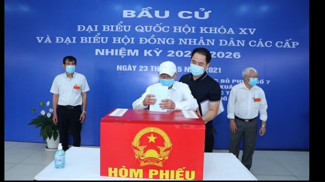 Với sự đồng hành của cháu nội, cử tri Lại Cao Linh (91 tuổi) cư dân chung cư NO3T5 đã có mặt từ rất sớm để bỏ phiếu Ảnh: Quang Vinh