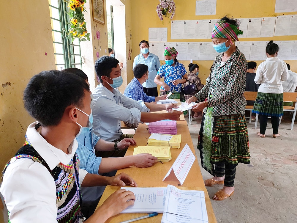 Cử tri đồng bào dân tộc Mông đi bầu cử