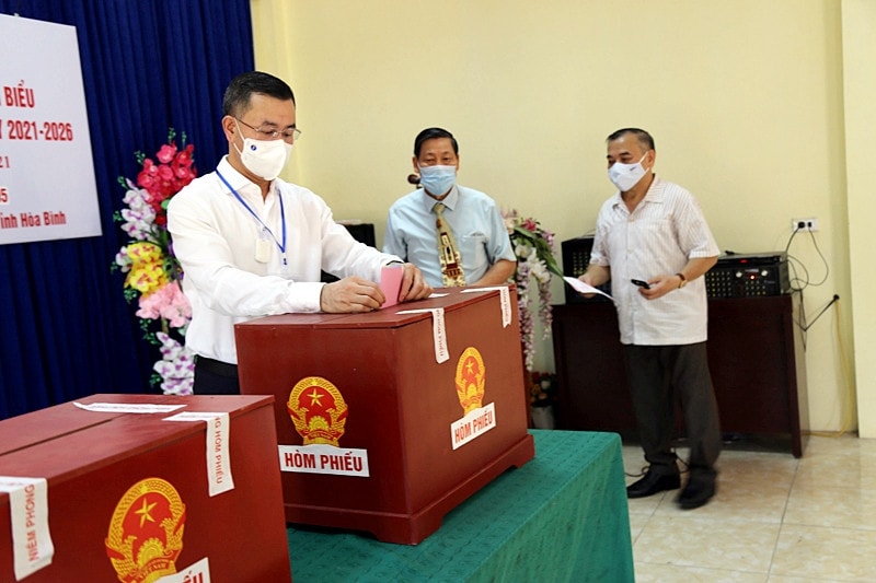 Ủy viên trung ương Đảng, Bí thư Tỉnh ủy Ngô Văn Tuấn bỏ phiếu tại khu vực bầu cử TP Hòa Bình