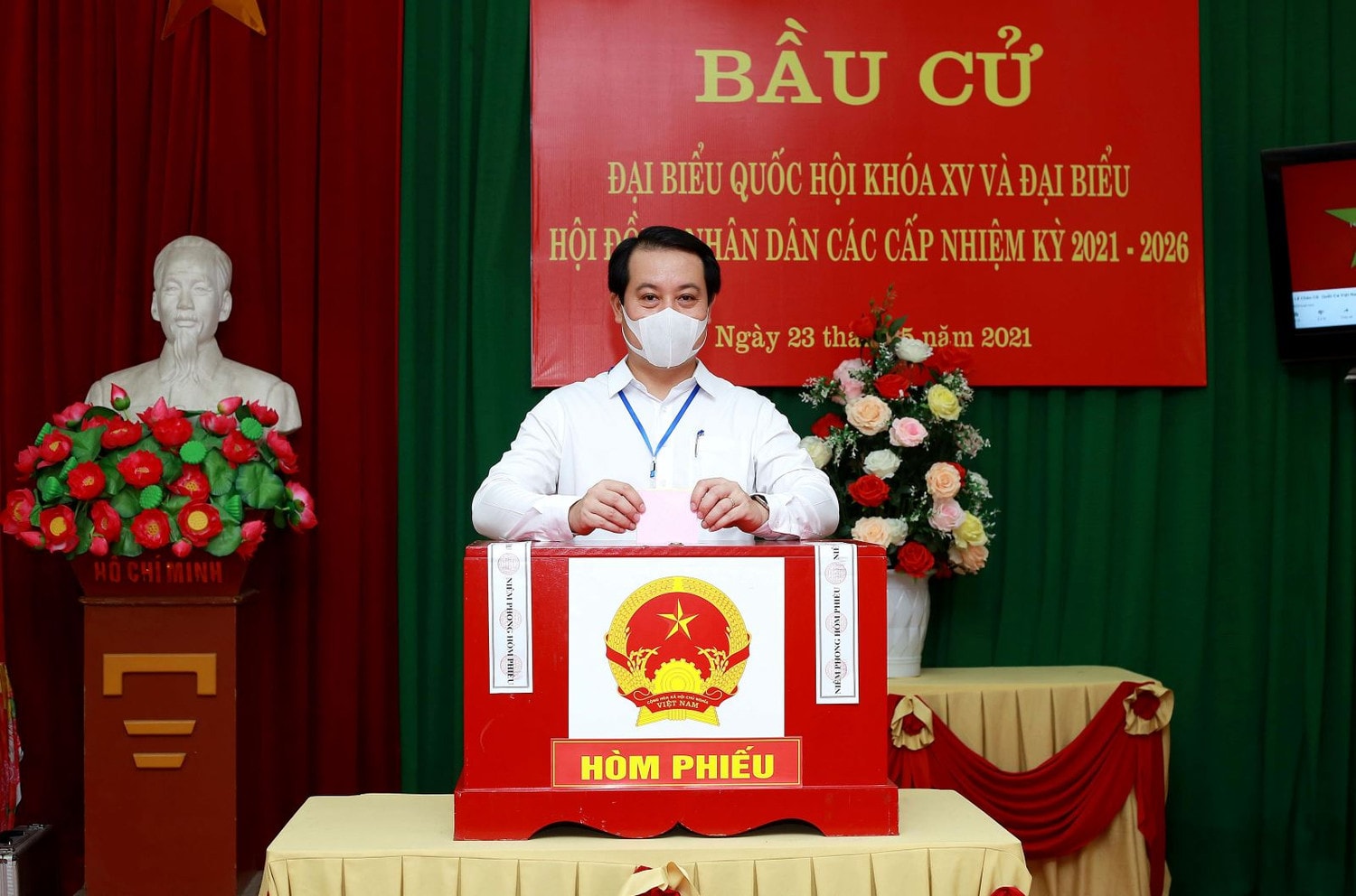 Phó Bí thư Thường trực Tỉnh ủy Phạm Hoàng Anh bỏ lá phiếu đầu tiên tại khu vực bỏ phiếu số 5, thuộc phường Trưng Trắc, thành phố Phúc Yên.