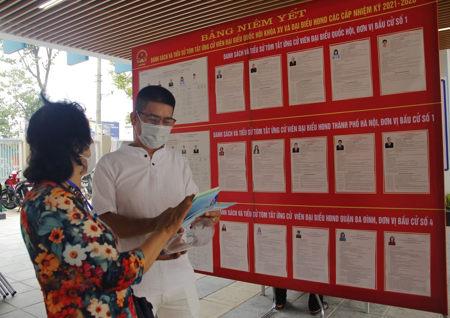 Cử tri tìm hiểu danh sách ứng viên đại biểu QH Khóa XV và HĐND các cấp nhiệm kỳ 2021-2026