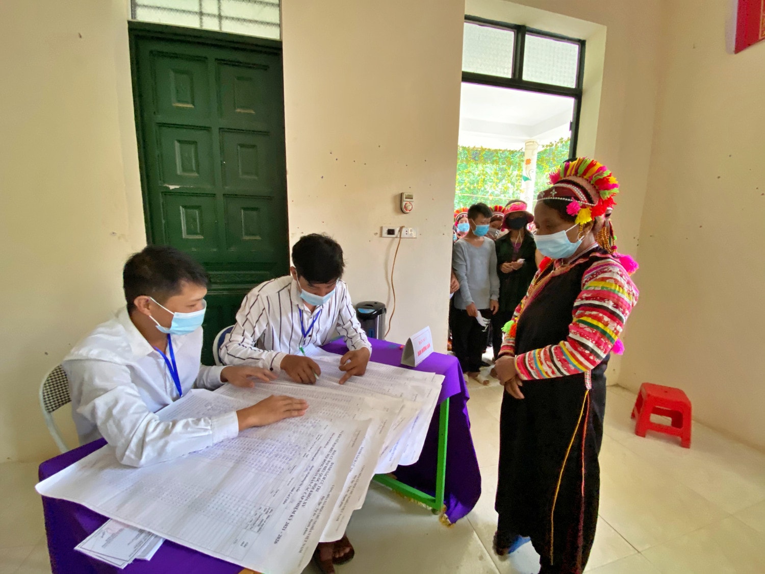 Cử tri người dân tộc La Hủ ở xã Pa Ủ =, huyện Mường Tè, tỉnh Lai Châu hồ hởi đi bầu cử