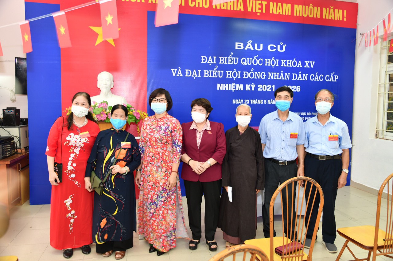 Trước khi vào khu vực bỏ phiếu, Chủ tịch Quốc hội Vương Đình Huệ đã do thân nhiệt, khử khuẩn theo đúng quy định. Ảnh: Lê Tuyết.