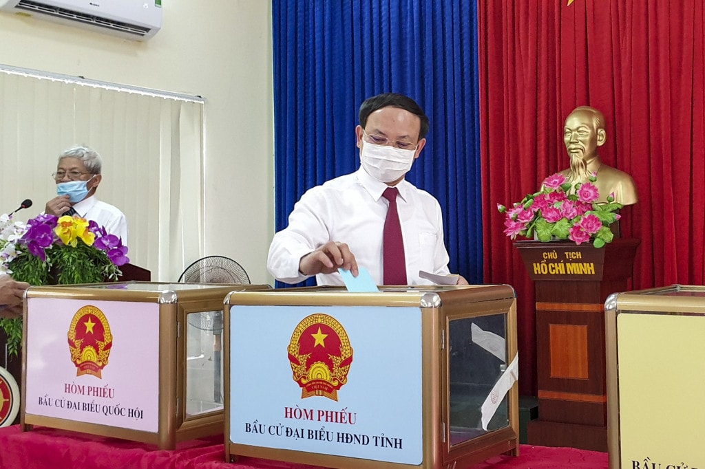 Bí thư Tỉnh ủy, Chủ tịch HĐND tỉnh Nguyễn Xuân Ký - Trưởng Ban Chỉ đạo, Chủ tịch Ủy ban bầu cử tỉnh, bỏ phiếu bầu cử tại khu vực bầu cử số 6 phường Hồng Hà (TP Hạ Long).jpg