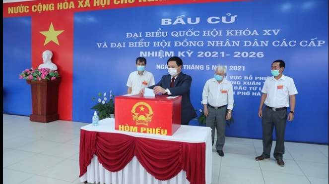 Ủy viên Bộ Chính trị, Giám đốc Học viện Chính trị Quốc gia Hồ Chí Minh, Chủ tịch Hội đồng Lý luận Trung ương Nguyễn Xuân Thắng bỏ phiếu tại Khu vực bỏ phiếu số 7 Ảnh: Quang Vinh