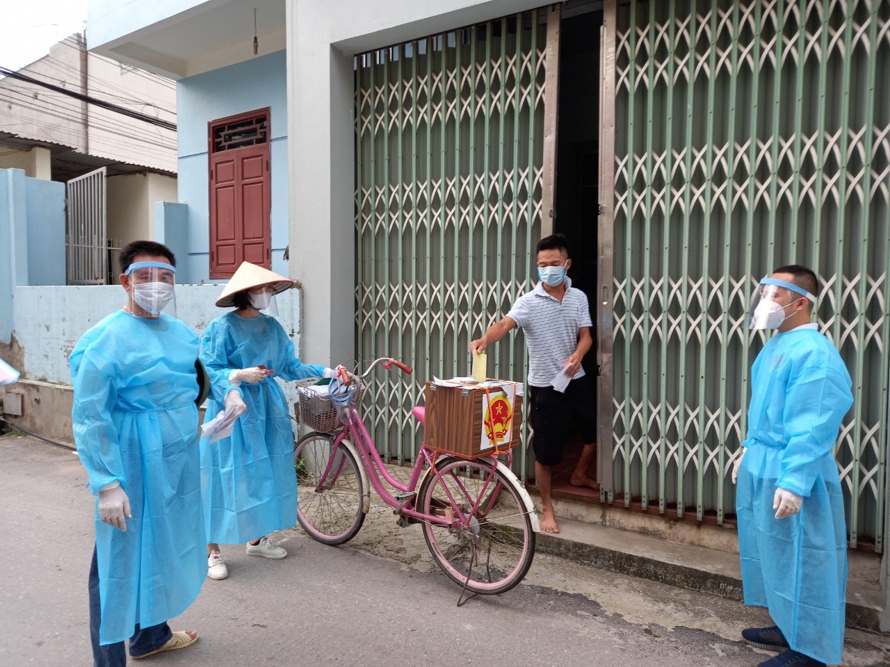 Hòm phiếu lưu động tại tâm dịch Bắc Giang
