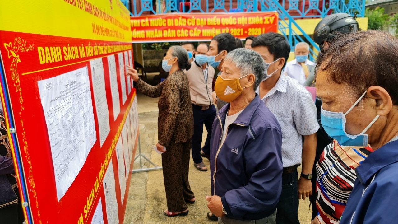 Cử tri nghiên cứu danh sách các ứng cử viên trước khi bỏ phiếu bầu